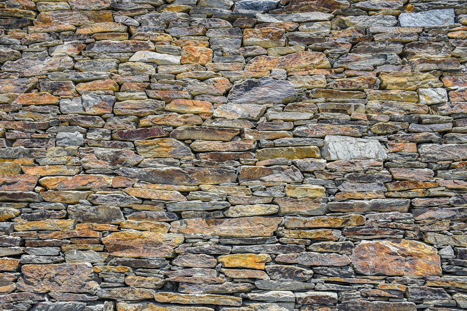 Choosing Between Manufactured and Natural Stone